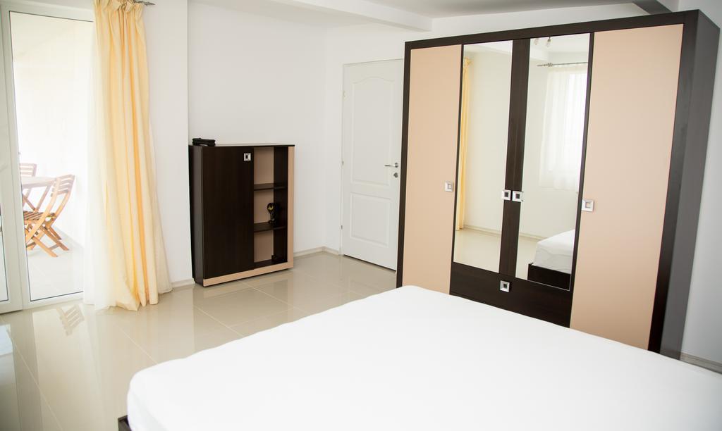 Alma Apartments Mamaia Room photo